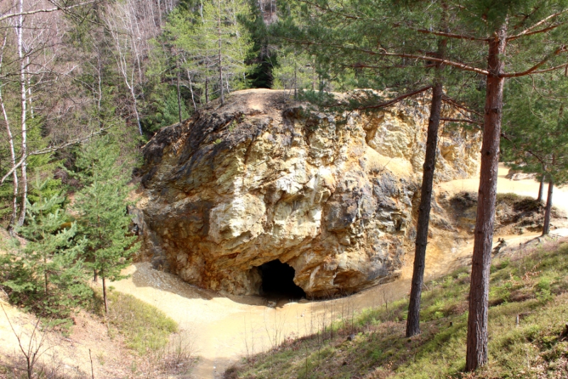 Skalne przejście do kolorowego jeziorka