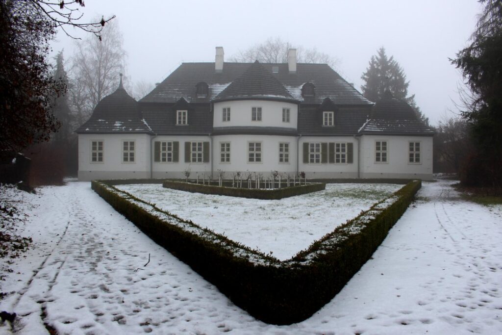 Dwór w Koszutach zimą